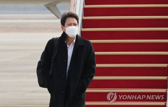 문재인 대통령과 함께 아랍에미리트(UAE), 사우디아라비아, 이집트 등 중동 3개국 순방을 마친 임종석 대통령 외교안보특별보좌관이 지난 1월 22일 오전 성남 서울공항에 도착,공군 1호기에서 내려 이동하고 있다. <연합뉴스>